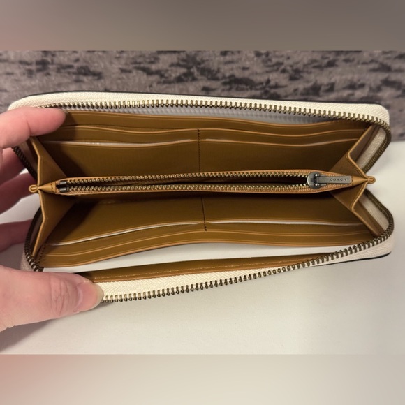 NWT Coach Border Rivets Slim Accordion Zip Wallet in Pebble Leather Chalk 32742 - Picture 7 of 9